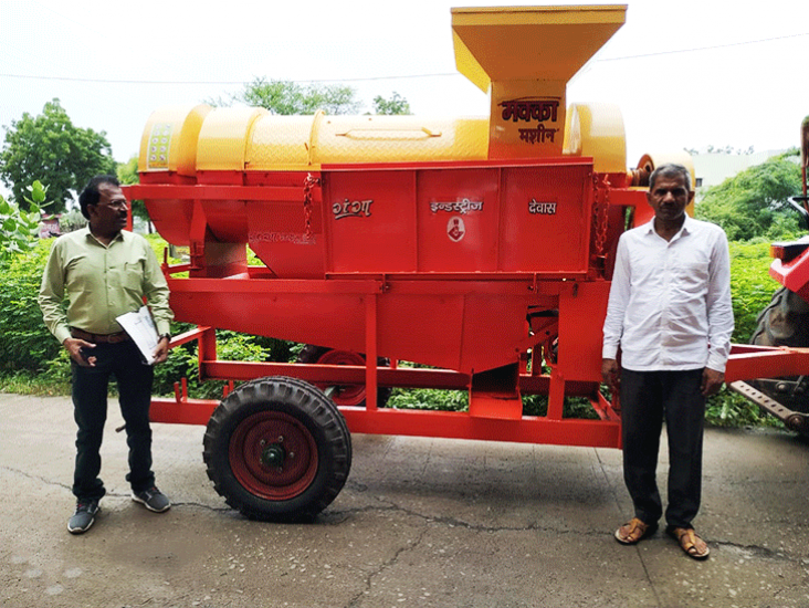 ganga-thresher-with-customer